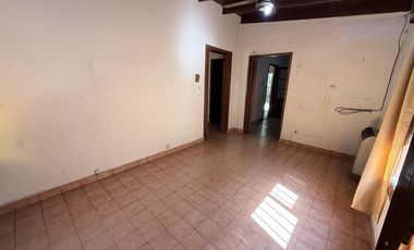 CASA A LA VENTA DE 3 AMBIENTES EN EL CENTRO DE CAÑUELAS