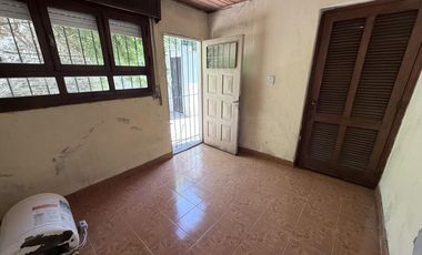 CASA A LA VENTA DE 3 AMBIENTES EN EL CENTRO DE CAÑUELAS