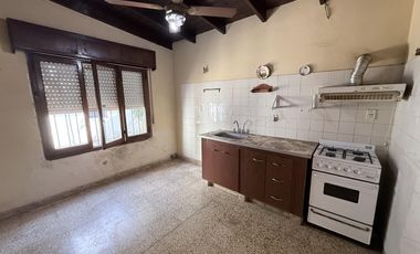 CASA A LA VENTA DE 3 AMBIENTES EN EL CENTRO DE CAÑUELAS