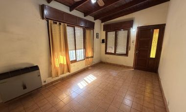 CASA A LA VENTA DE 3 AMBIENTES EN EL CENTRO DE CAÑUELAS