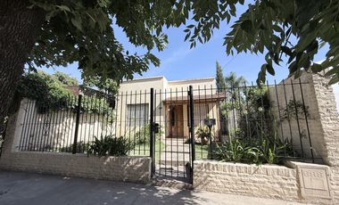 CASA A LA VENTA DE 3 AMBIENTES EN EL CENTRO DE CAÑUELAS