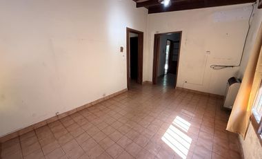 CASA A LA VENTA DE 3 AMBIENTES EN EL CENTRO DE CAÑUELAS