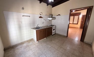 CASA A LA VENTA DE 3 AMBIENTES EN EL CENTRO DE CAÑUELAS