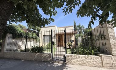 CASA A LA VENTA DE 3 AMBIENTES EN EL CENTRO DE CAÑUELAS