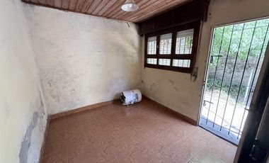 CASA A LA VENTA DE 3 AMBIENTES EN EL CENTRO DE CAÑUELAS