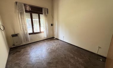 CASA A LA VENTA DE 3 AMBIENTES EN EL CENTRO DE CAÑUELAS