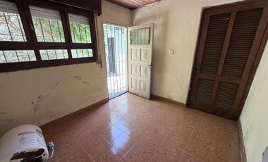 CASA A LA VENTA DE 3 AMBIENTES EN EL CENTRO DE CAÑUELAS