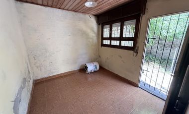 CASA A LA VENTA DE 3 AMBIENTES EN EL CENTRO DE CAÑUELAS