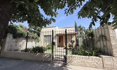 CASA A LA VENTA DE 3 AMBIENTES EN EL CENTRO DE CAÑUELAS