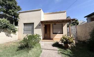 CASA A LA VENTA DE 3 AMBIENTES EN EL CENTRO DE CAÑUELAS