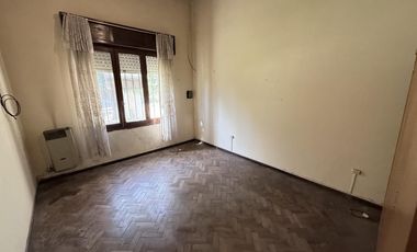 CASA A LA VENTA DE 3 AMBIENTES EN EL CENTRO DE CAÑUELAS