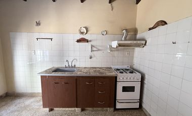 CASA A LA VENTA DE 3 AMBIENTES EN EL CENTRO DE CAÑUELAS