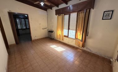 CASA A LA VENTA DE 3 AMBIENTES EN EL CENTRO DE CAÑUELAS