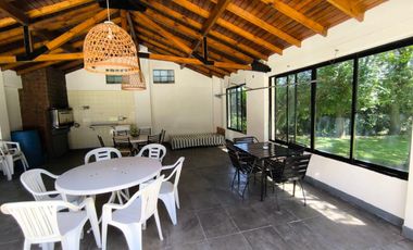 Casa Quinta de 6 ambientes en Tigre, gran parque, con pileta.