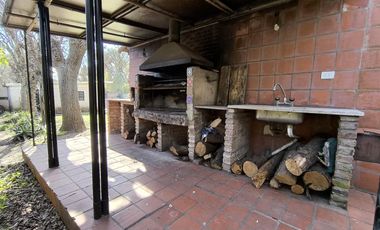 Casa Quinta de 6 ambientes en Tigre, gran parque, con pileta.