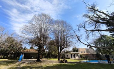 Casa Quinta de 6 ambientes en Tigre, gran parque, con pileta.