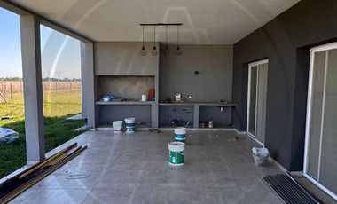 Casa 4 ambientes con galeria cubierta en alquiler - Barrio San Simón - Canning