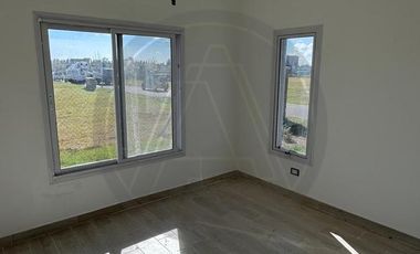 Casa 4 ambientes con galeria cubierta en alquiler - Barrio San Simón - Canning