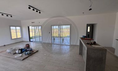 Casa 4 ambientes con galeria cubierta en alquiler - Barrio San Simón - Canning