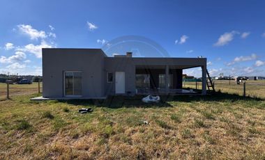 Casa 4 ambientes con galeria cubierta en alquiler - Barrio San Simón - Canning