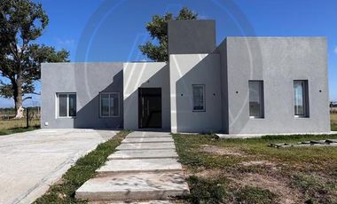 Casa 4 ambientes con galeria cubierta en alquiler - Barrio San Simón - Canning