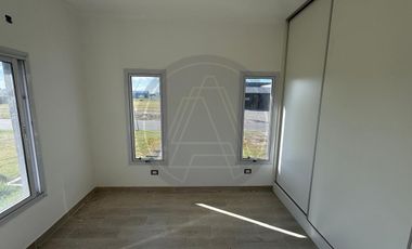 Casa 4 ambientes con galeria cubierta en alquiler - Barrio San Simón - Canning