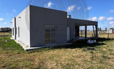 Casa 4 ambientes con galeria cubierta en alquiler - Barrio San Simón - Canning