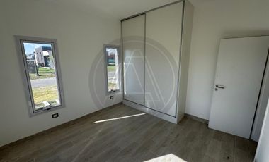 Casa 4 ambientes con galeria cubierta en alquiler - Barrio San Simón - Canning