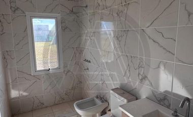 Casa 4 ambientes con galeria cubierta en alquiler - Barrio San Simón - Canning