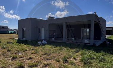 Casa 4 ambientes con galeria cubierta en alquiler - Barrio San Simón - Canning