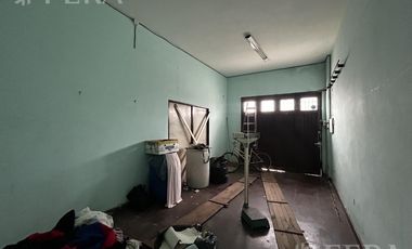Venta de Local con cochera en Villa Dominico