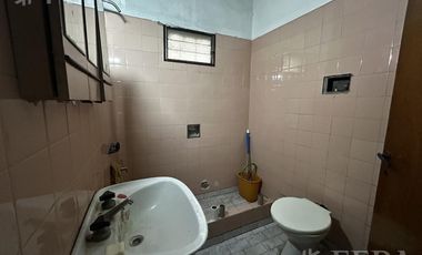 Venta de Local con cochera en Villa Dominico