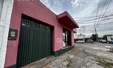 Venta de Local con cochera en Villa Dominico