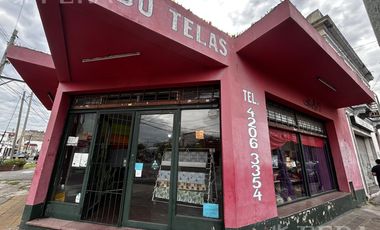 Venta de Local con cochera en Villa Dominico