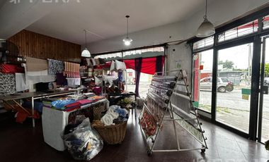 Venta de Local con cochera en Villa Dominico