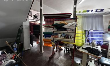 Venta de Local con cochera en Villa Dominico