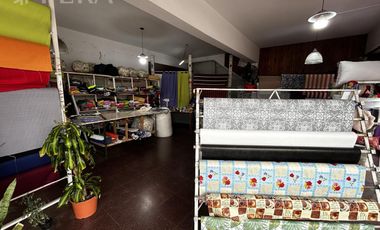 Venta de Local con cochera en Villa Dominico