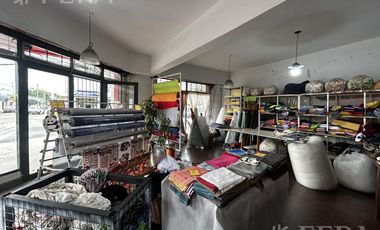 Venta de Local con cochera en Villa Dominico