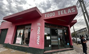 Venta de Local con cochera en Villa Dominico