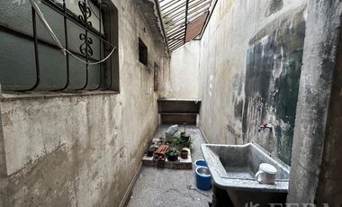 Venta de Local con cochera en Villa Dominico