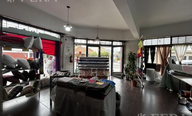 Venta de Local con cochera en Villa Dominico