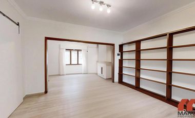 Casa en Venta de 4 Ambientes con Jardín y Quincho - Martinez