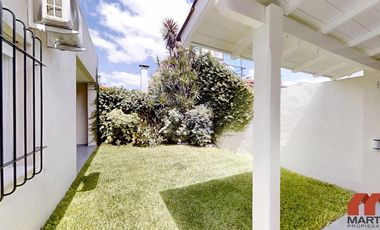 Casa en Venta de 4 Ambientes con Jardín y Quincho - Martinez