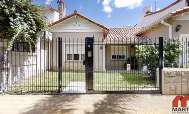 Casa en Venta de 4 Ambientes con Jardín y Quincho - Martinez