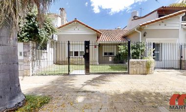 Casa en Venta de 4 Ambientes con Jardín y Quincho - Martinez