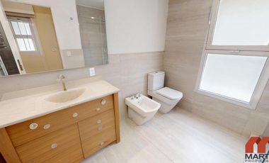 Casa en Venta de 4 Ambientes con Jardín y Quincho - Martinez