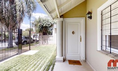 Casa en Venta de 4 Ambientes con Jardín y Quincho - Martinez