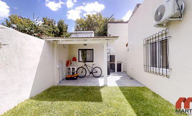 Casa en Venta de 4 Ambientes con Jardín y Quincho - Martinez
