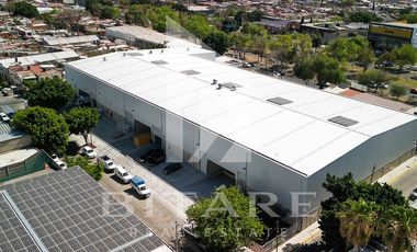 BODEGA EN VENTA FRENTE AL MERCADO DE ABASTOS