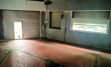 Local en esquina a una cuadra de Panamericana y a 4 de Unicenter local con baño